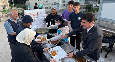 BAŞKAN KAYA, İFTAR ÇADIRINDA YEMEK DAĞITTI