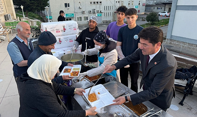 BAŞKAN KAYA, İFTAR ÇADIRINDA YEMEK DAĞITTI