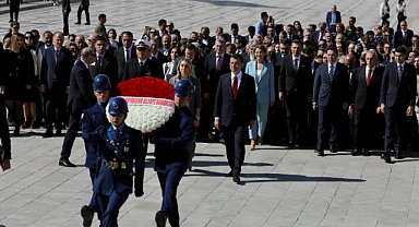 İMAMOĞLU ANITKABİR’İ ZİYARET ETTİ: ASKERLERDEN DEMEÇ UYARISI
