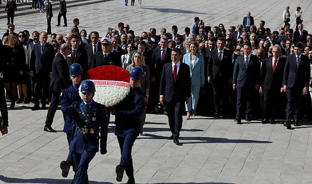 İMAMOĞLU ANITKABİR’İ ZİYARET ETTİ: ASKERLERDEN DEMEÇ UYARISI