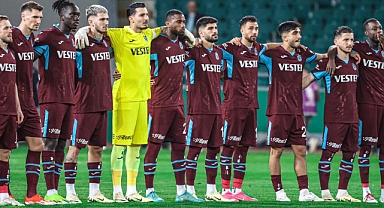 TRABZONSPORLU FUTBOLCULARDAN BAŞLAMA DÜDÜĞÜ SONRASI PROTESTO!