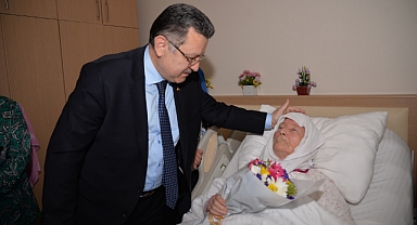 BAŞKAN GENÇ'TEN ANNELER GÜNÜ'NDE ANLAMLI ZİYARET