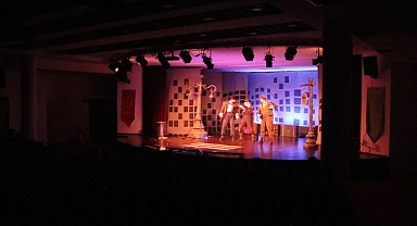 ‘OTOBÜS DURAĞINDA ÜÇ BENCİL’, ÇOCUKLAR İÇİN AKÇAABAT’TA SAHNELENDİ