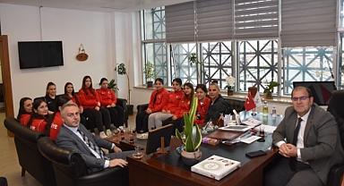 ŞAMPİYONLARDAN MİLLİ EĞİTİM MÜDÜRÜ'NE ZİYARET