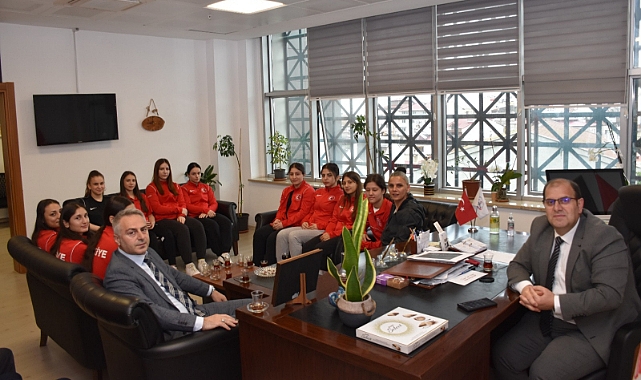 ŞAMPİYONLARDAN MİLLİ EĞİTİM MÜDÜRÜ'NE ZİYARET