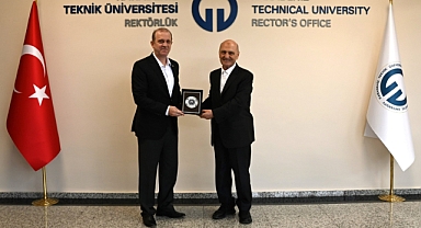 ESKİ BAKAN BAYRAKTAR'DAN REKTÖR ÇUVALCI'YA ZİYARET