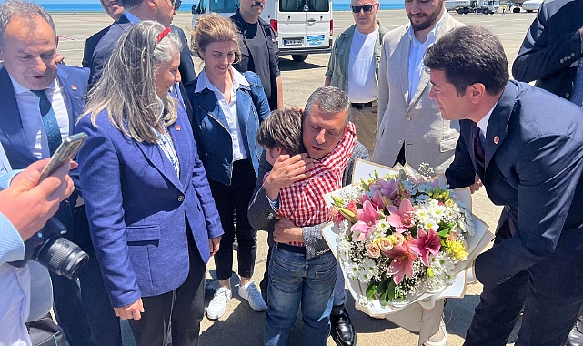 ÖZGÜR ÖZEL TRABZON'A GELDİ