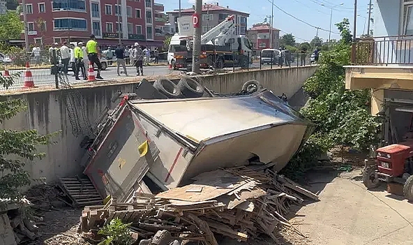 SAMSUNDA KAMYON MİNÜBÜSE ÇARPTI: 11 YARALI!