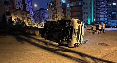 ANKARA YENİMAHALLE'DE SERVİS ARACI DEVRİLDİ: YARALANAN OLMADI