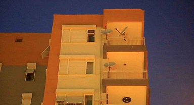 ANTALYA'DA BİR ŞAHIS EVİNİ ATEŞE VEREREK KENDİNİ BALKONA KİLİTLEDİ