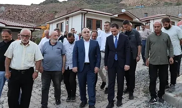 ARTVİN YUSULELİ YENİKÖY'DE KAYALAR EVLERİ TEHDİT EDİYOR