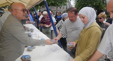 BÜYÜKŞEHİR'DEN VATANDAŞLARA AŞURE İKRAMI