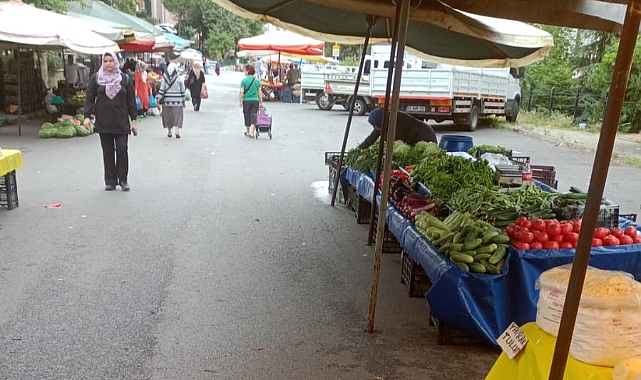 HALK PAZARI BOŞ KALDI... İN CİN TOP OYNUYOR...