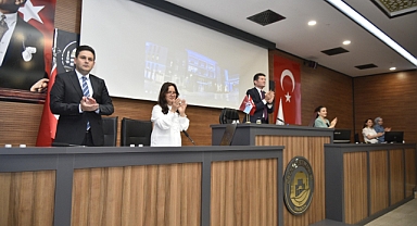 MECLİS'TE A MİLLİLER AYAKTA ALKIŞLANDI