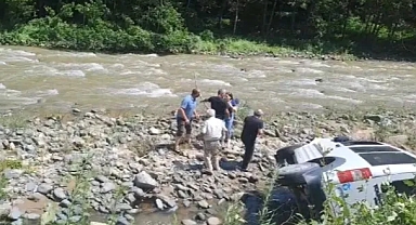 ÖLÜM YOLUNDA ARAÇ DEREYE UÇTU: 2 YARALI 