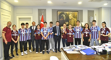 ŞAMPİYON SPORCU MADALYASINI KAYA'YA HEDİYE ETTİ