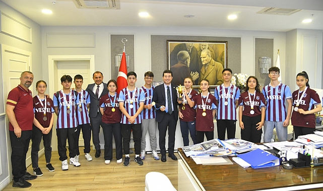 ŞAMPİYON SPORCU MADALYASINI KAYA'YA HEDİYE ETTİ