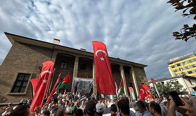 TRABZON ŞEHİT İSMAİL HENİYYE İÇİN YÜRÜDÜ