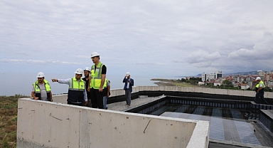 AKÇAABAT YÜZME HAVUZUNA KAVUŞUYOR 