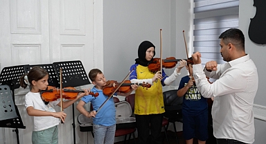 ÖĞRENCİLER BÜYÜKŞEHİR'İN KURSLARIYLA TATİLİN KEYFİNİ ÇIKARIYOR