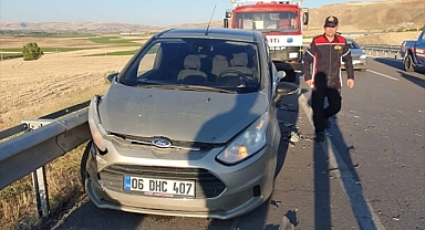 SİVAS GEMEREK'DE TRAFİK KAZASI 4 YARALI 