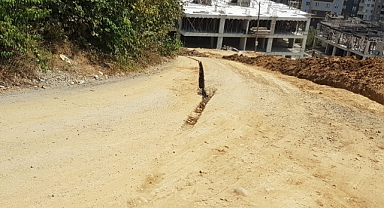 TİSKİ REZALETİ...6 AY ÖNCE ASFALT DÖKÜLEN YOLU BERBAT EDİP ÇEKİP GİTTİLER!