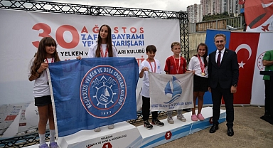 ZAFER BAYRAMI COŞKUSUYLA YELKENLER FORA