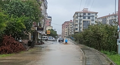ARAKLI'YI SAĞANAK VURDU... ALTYAPI ÇÖKTÜ...