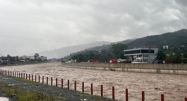 ARHAVİ'Yİ SAĞANAK VURDU