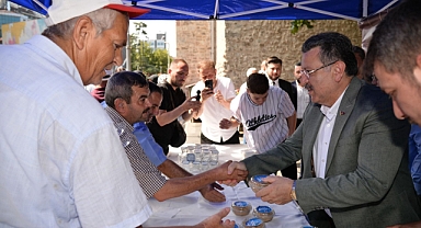 BAŞKAN GENÇ'TEN MEVLİT KANDİLİNDE HELVA İKRAMI