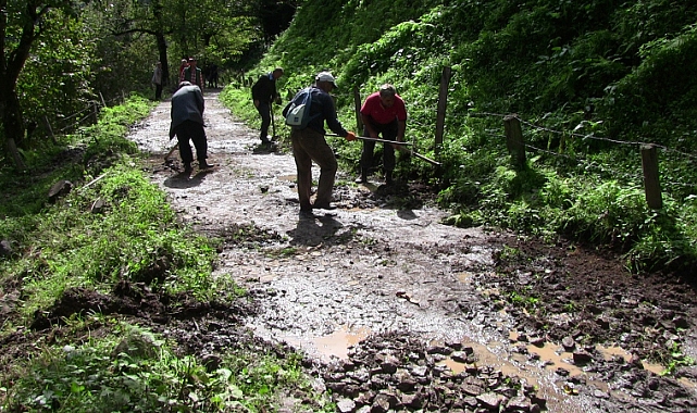 BORÇKA'DA BOZULAN YOLLAR İMECE USULÜ DÜZELTİLDİ