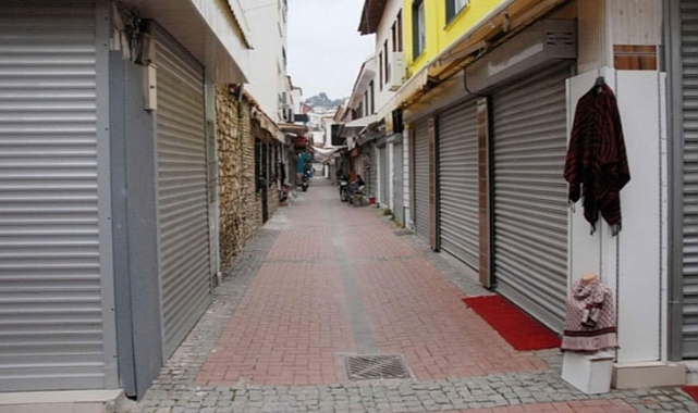 KRİZ DERİNLEŞTİ KEPENKLER İNİYOR