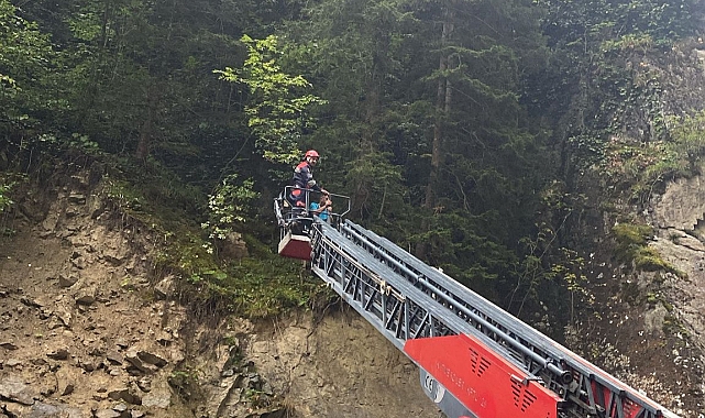 MAHSUR KALAN BABA VE OĞLUNU İTFAİYE KURTARDI