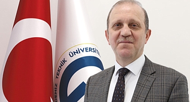 PROF. DR. ÇUVALCI İŞİNE BAKIYOR