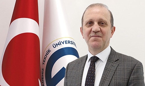 PROF. DR. ÇUVALCI İŞİNE BAKIYOR