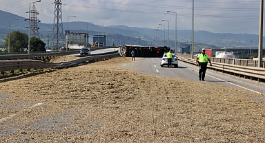 TRABZON PLAKALI TIR SAMSUN'DA DEVRİLDİ