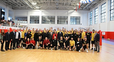 AKÇAABAT'TA KIZ VOLEYBOL TAKIMI FİLENİN SULTANLARIYLA ANTRENMAN YAPTI