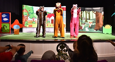 BÜYÜKŞEHİR'İN TİYATRO ETKİNLİKLERİYLE ÇOCUKLAR EĞLENİYOR