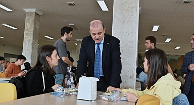 REKTÖR ÇUVALCI ÖĞRENCİLERİ DİNLEDİ