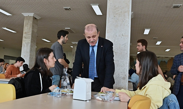 REKTÖR ÇUVALCI ÖĞRENCİLERİ DİNLEDİ