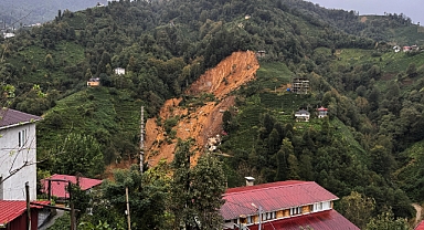 RİZE'DE HEYELAN... 2 EV TOPRAK ALTINDA KALDI...