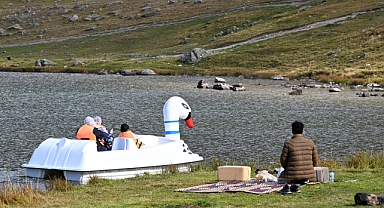 TURİSTLERİ ÇEKİM MERKEZİ KRATER GÖLLERİ