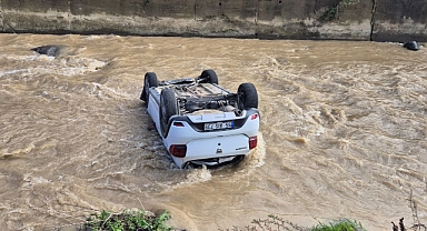 YOMRA'DA ARAÇ DEREYE UÇTU: 2 YARALI