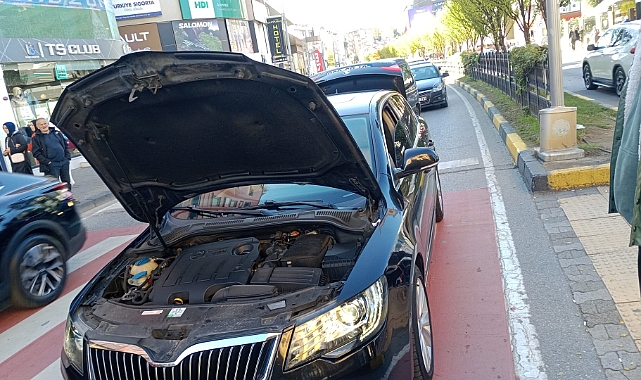 ARACIN MOTOR KISMINA SIKIŞAN MİNİK KEDİ İÇİN SEFERBER OLDULAR