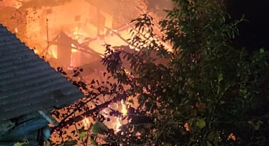 ARAKLI'DA KABUS GECESİ... 3 EV YANARAK KÜLE DÖNDÜ...