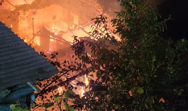 ARAKLI'DA KABUS GECESİ... 3 EV YANARAK KÜLE DÖNDÜ...