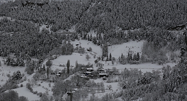 ARTVİN'DE KAR KÖY YOLLARINI TIKADI