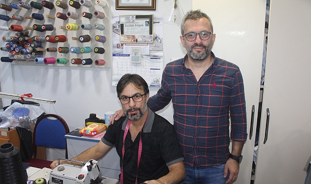 BABASINDAN ÖĞRENDİĞİ TERZİLİK MESLEĞİNİ OĞLUNA ÖĞRETİYOR