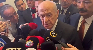 BAHÇELİ KADIN GAZETECİYİ AZARLADI