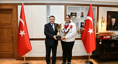 BAŞKAN GENÇ ALTIN YUMRUKLARI AĞIRLADI